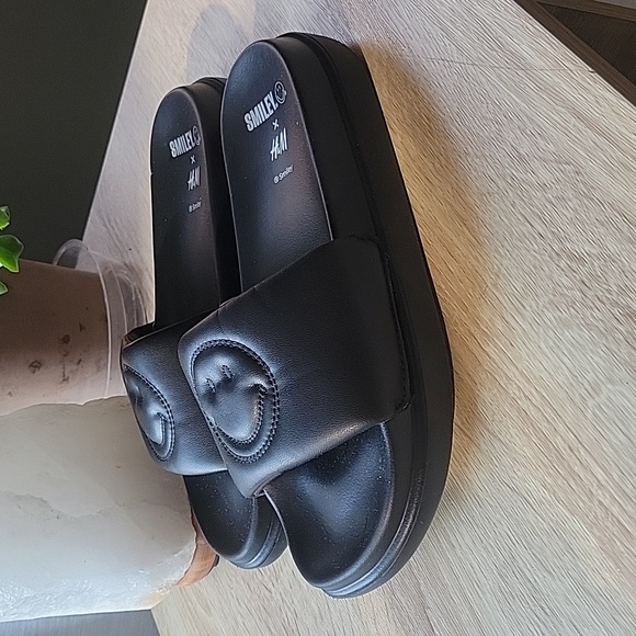 Smiley x H&M Padded Slides - Picture 5 of 8